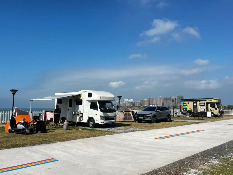 北海大犇牛房车露营基地里,房车有序停放。受访者供图